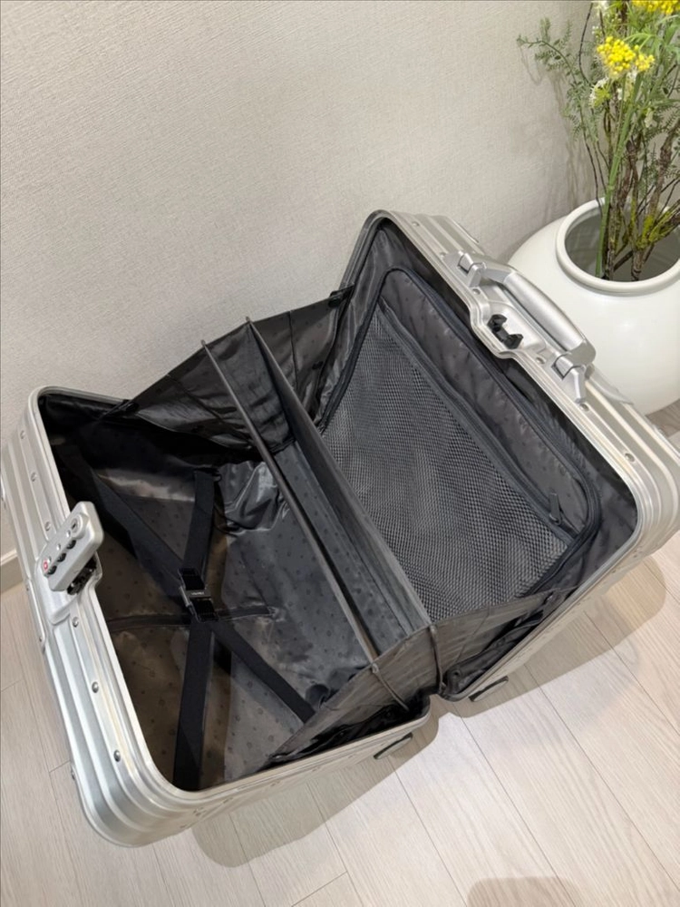 리모와 오리지널 컴팩트 실버 색상 이미지