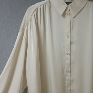 새상품 ZARA 자라 진주·큐빅 버튼 실크터치 블라우스 이미지