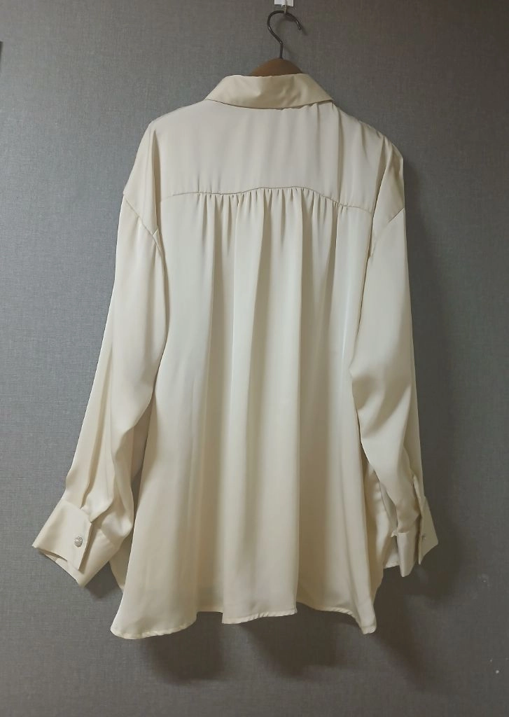 새상품 ZARA 자라 진주·큐빅 버튼 실크터치 블라우스 이미지