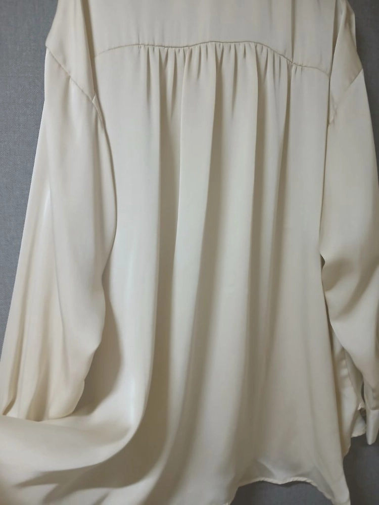 새상품 ZARA 자라 진주·큐빅 버튼 실크터치 블라우스 이미지