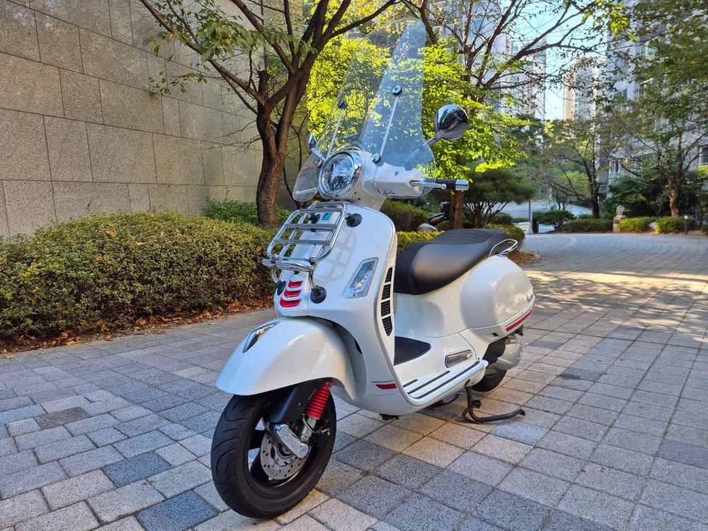 22년 베스파 GTS 300 슈퍼스포츠 3000km 팔아요 이미지