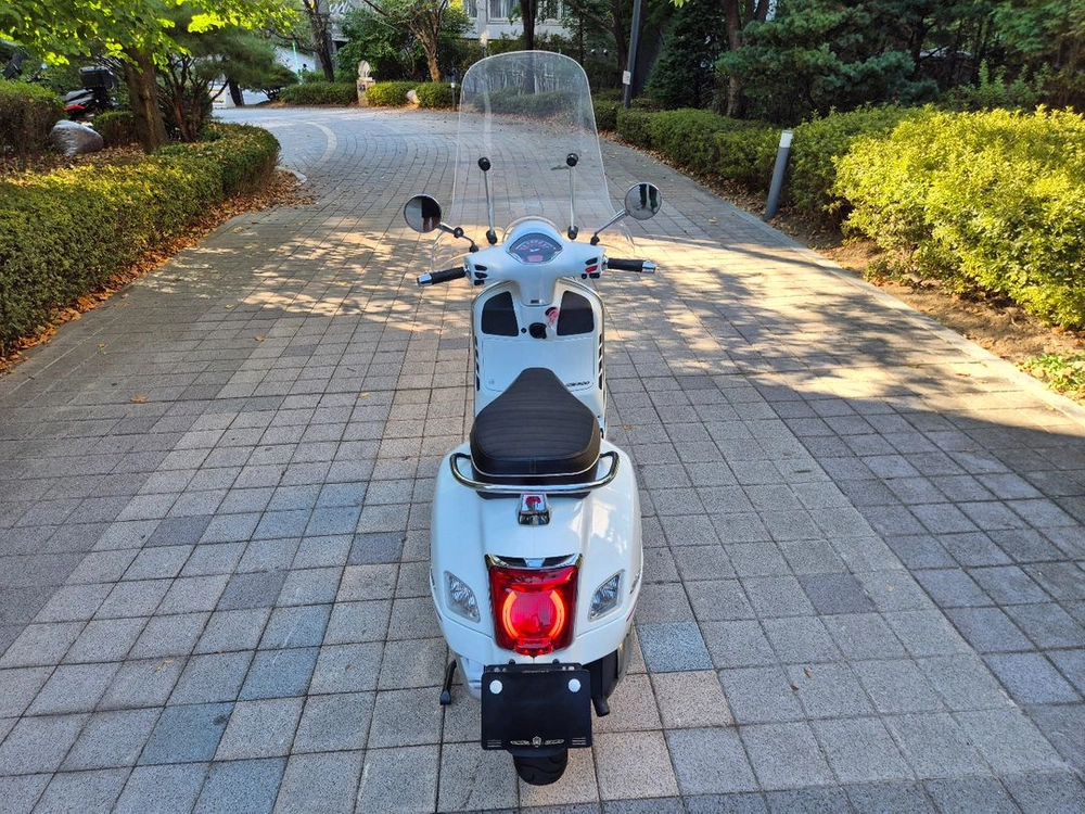 22년 베스파 GTS 300 슈퍼스포츠 3000km 팔아요 이미지