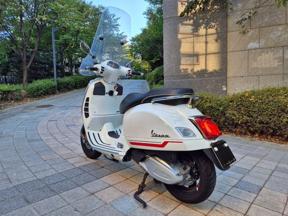 22년 베스파 GTS 300 슈퍼스포츠 3000km 팔아요 이미지