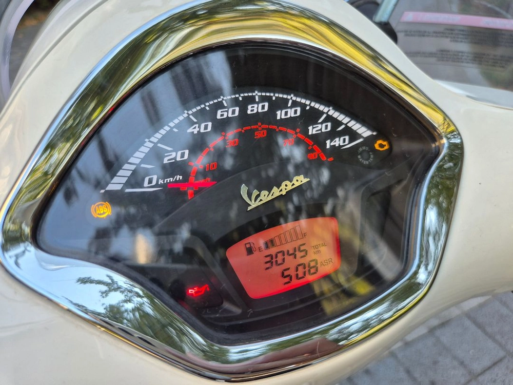 22년 베스파 GTS 300 슈퍼스포츠 3000km 팔아요 이미지