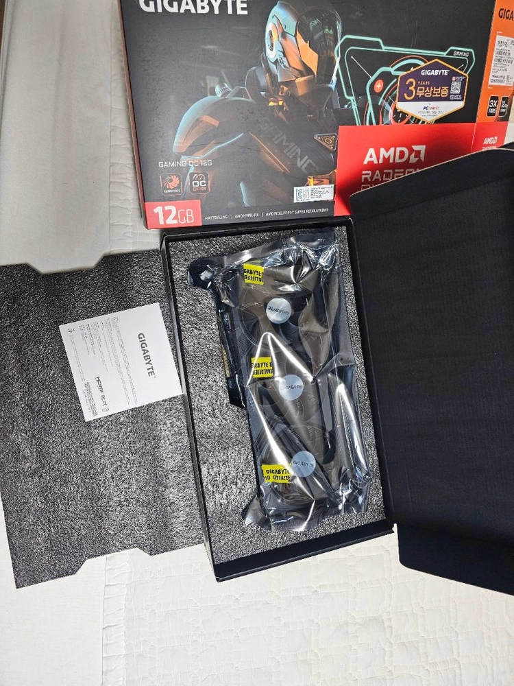 RX 7700 XT 그래픽카드 이미지