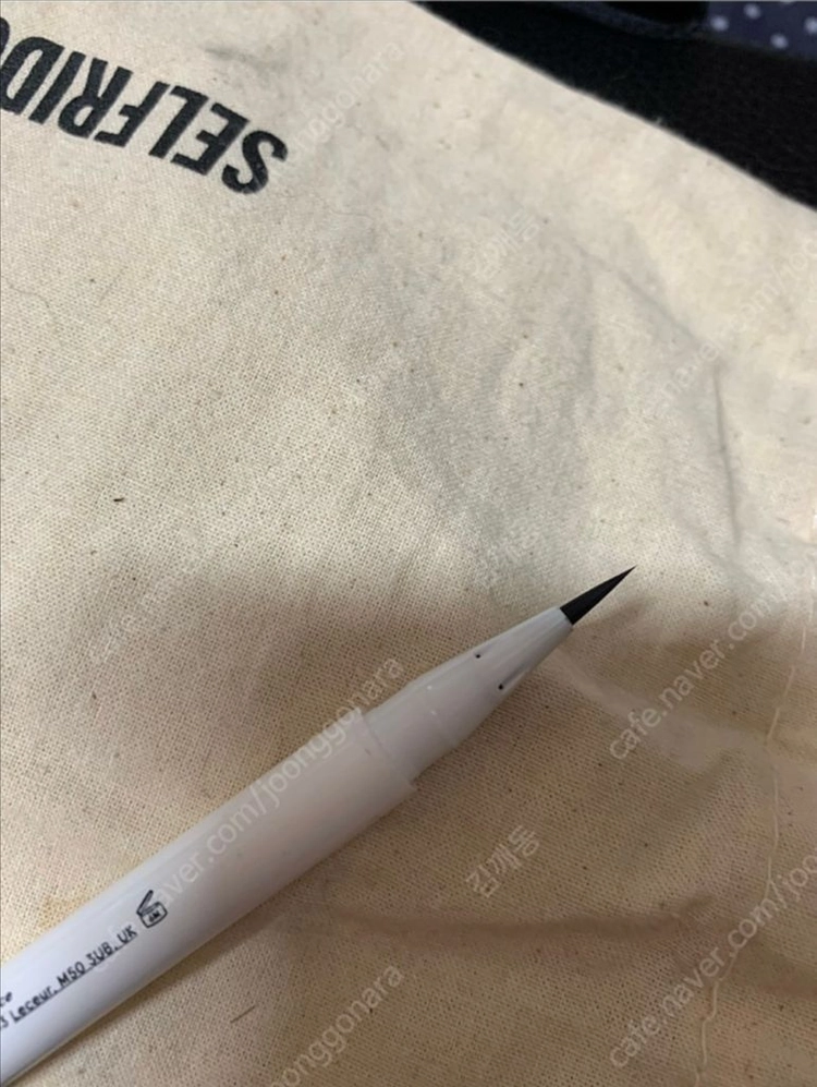 글로시에 브로우 플릭 펜 아이브로우 이미지