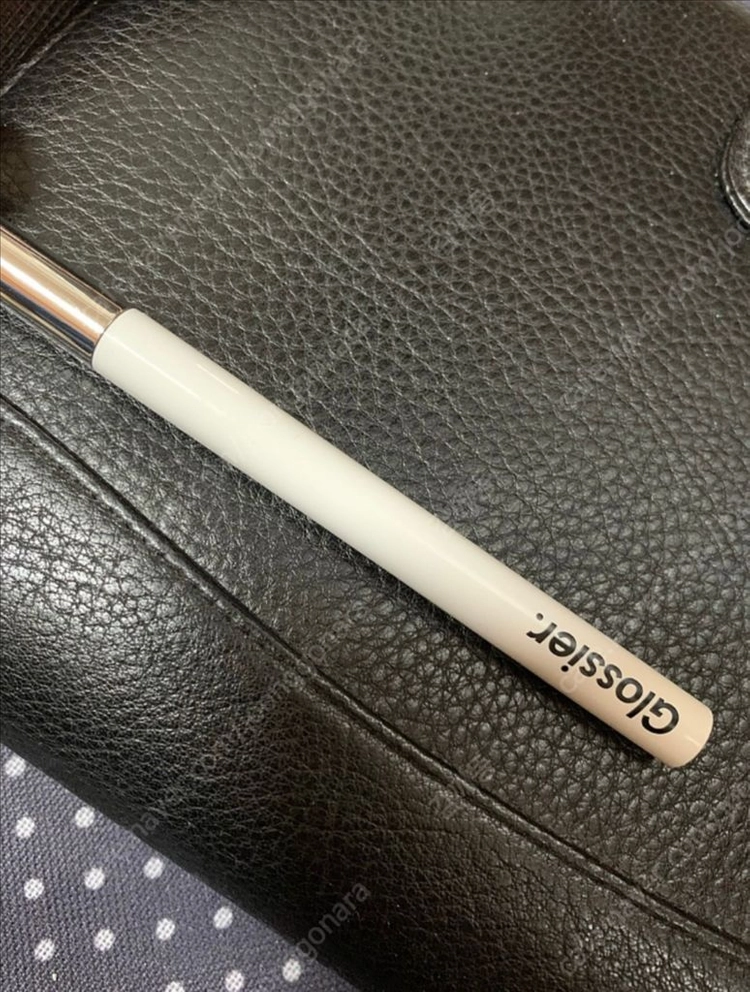 글로시에 브로우 플릭 펜 아이브로우 이미지