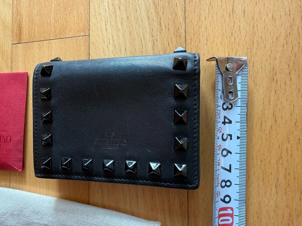 발렌티노 VALENTINO 지갑 중지갑 지퍼돌이 스터드 반지갑 명품지갑 정품새상품급 초고화질 사진참고사진구성여분 스 이미지