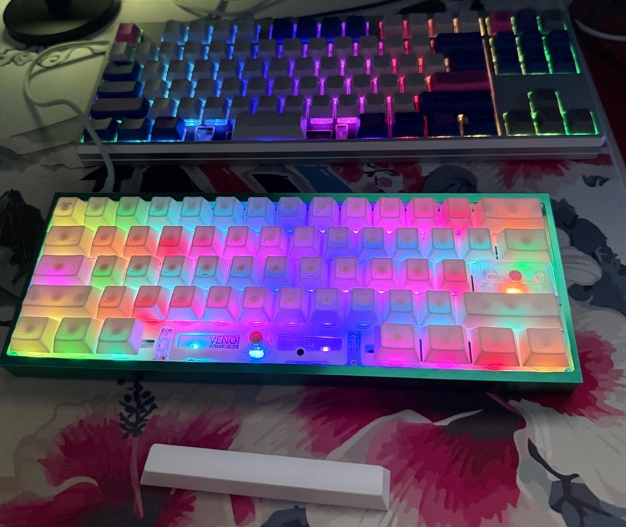 베놈 venom 60he 6.25 RGB 래피드 게이밍 키보드 팝니다 - 안심되는 중고거래