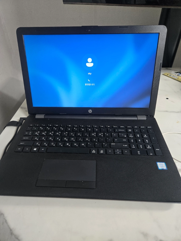 HP 노트북 15인치 i5 7200 CPU 모델입니다. SSD 256GB와 HDD가 장착되어 있으며, Full HD - 안심되는 중고거래