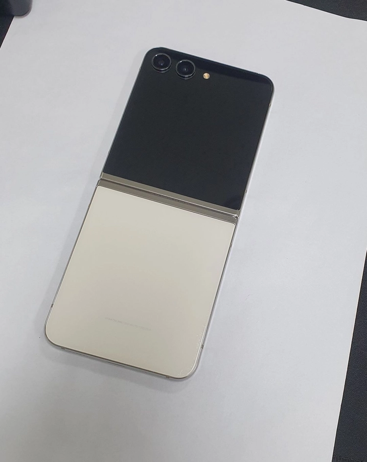 .갤럭시Z플립5 256GB 화이트 SK 무잔상 기능정상 중고폰 216485 이미지