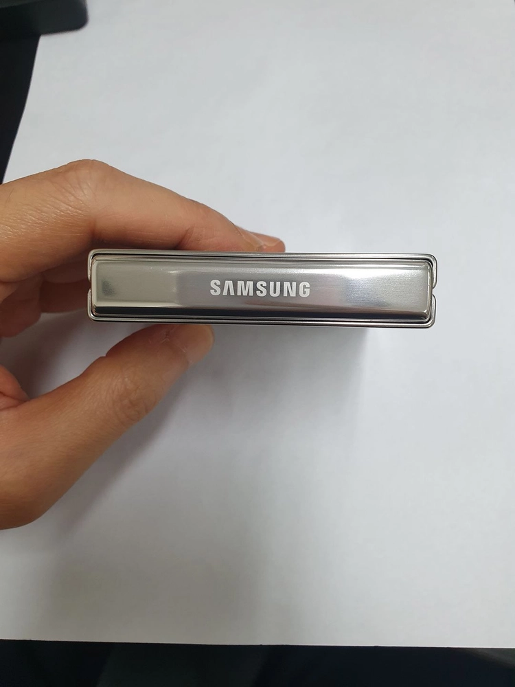 .갤럭시Z플립5 256GB 화이트 SK 무잔상 기능정상 중고폰 216485 이미지
