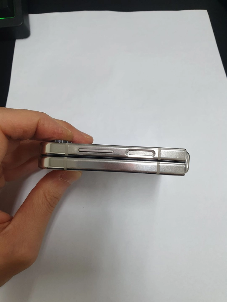 .갤럭시Z플립5 256GB 화이트 SK 무잔상 기능정상 중고폰 216485 이미지