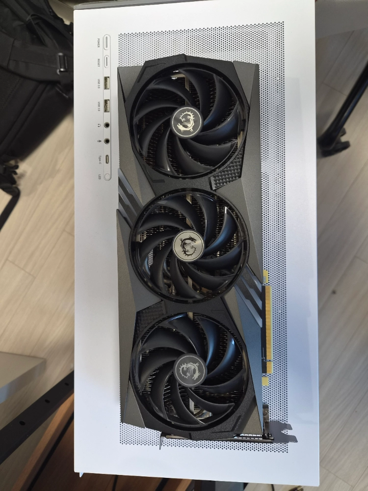 MSI RTX 4070 GAMING X TRIO 12GB 그래픽카드 이미지