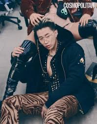 무스너클 히스골드 L(박재범 버니 스웨터) 이미지