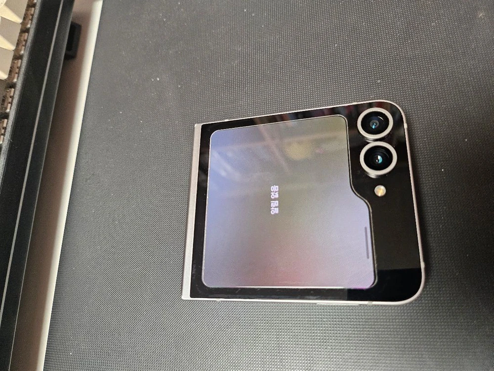 갤럭시 Z 플립6 실버 256GB 이미지