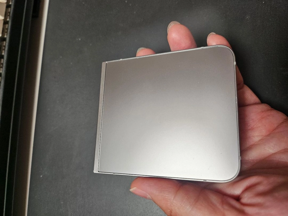 갤럭시 Z 플립6 실버 256GB 이미지