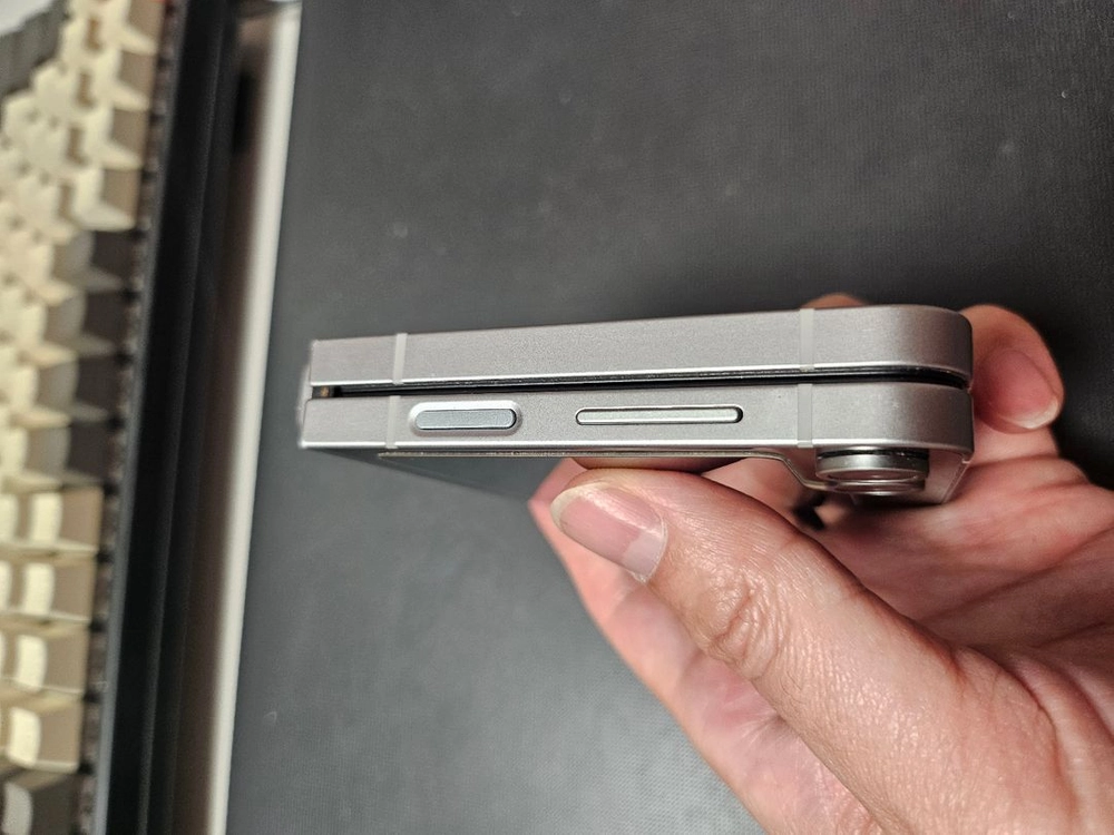 갤럭시 Z 플립6 실버 256GB 이미지
