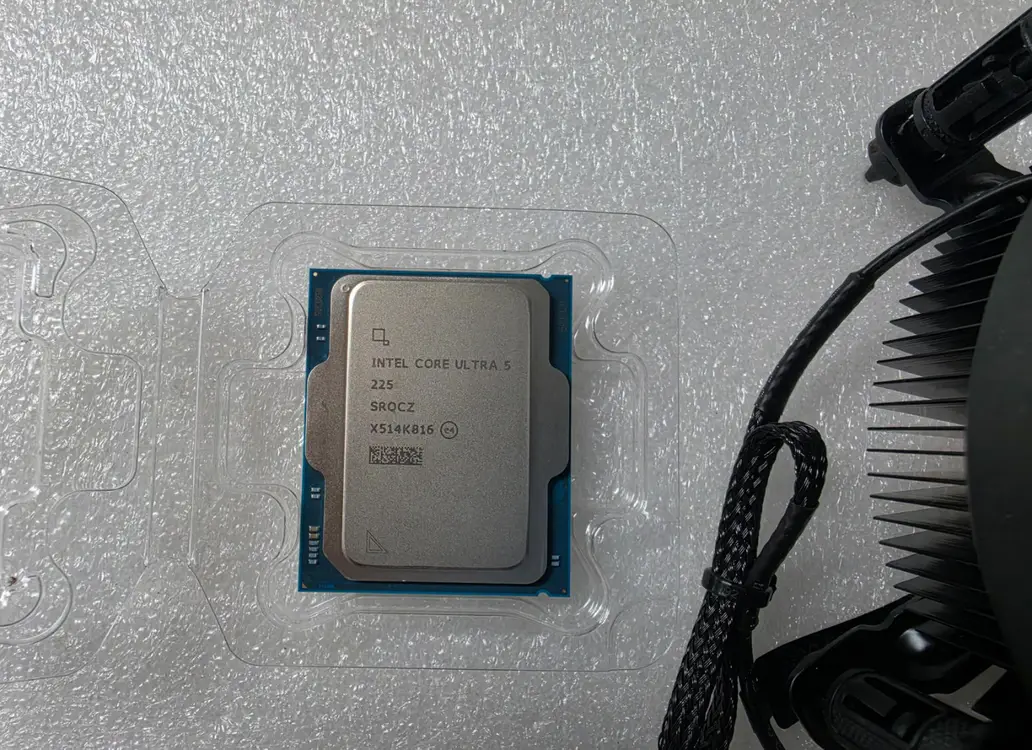 인텔 CPU 울트라5 225(내장O) 이미지