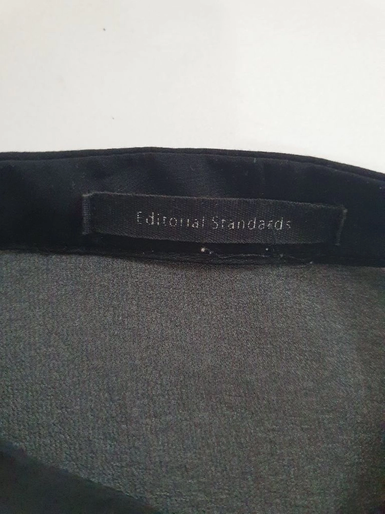 Editorial Standards 블랙 셔츠 이미지