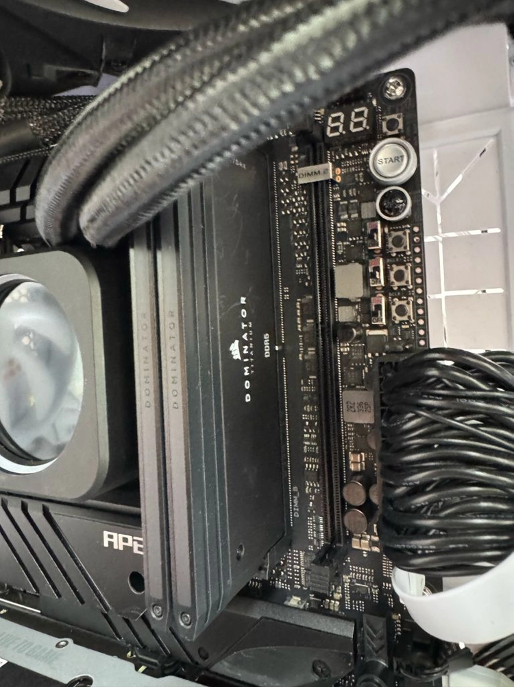 커세어 corsair 도미네이터 티타늄 블랙 48gx2 96gb 6400 판매 이미지