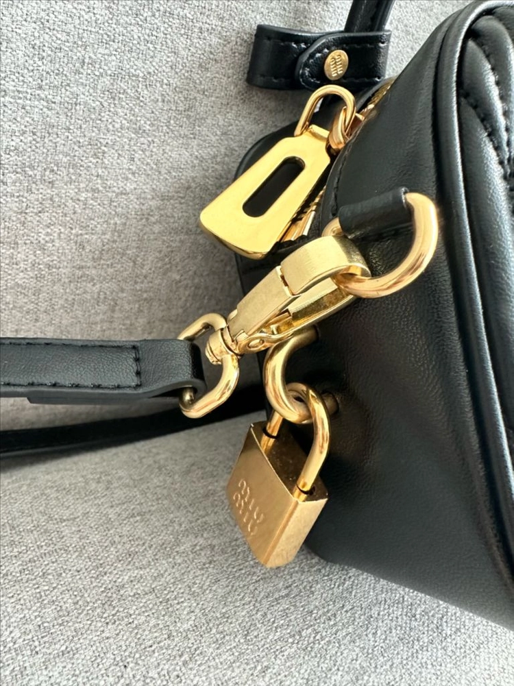미우미우 아르카디백 마테라쎄 크로스백 이미지