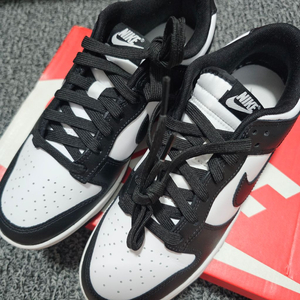 나이키 덩크 로우 레트로 블랙 화이트 265 팔아요 이미지