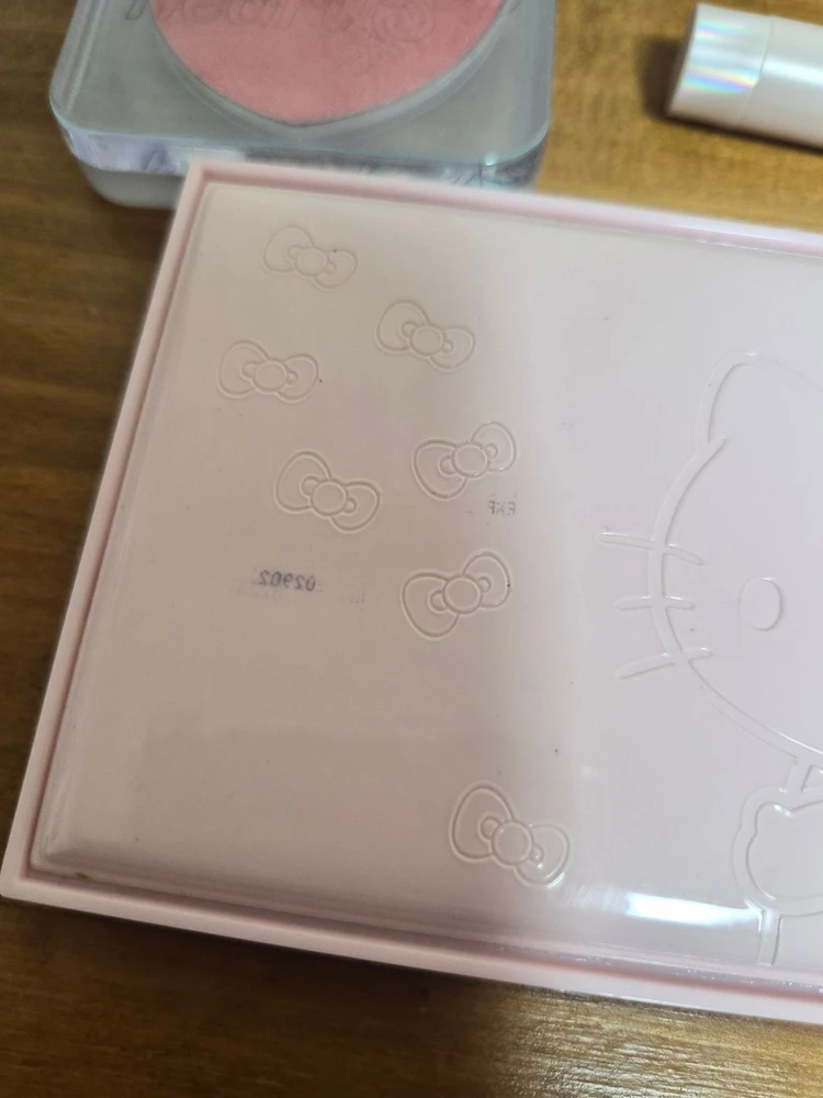 웨이크메이크 헬로키티 팔레트 화장품 일괄 이미지