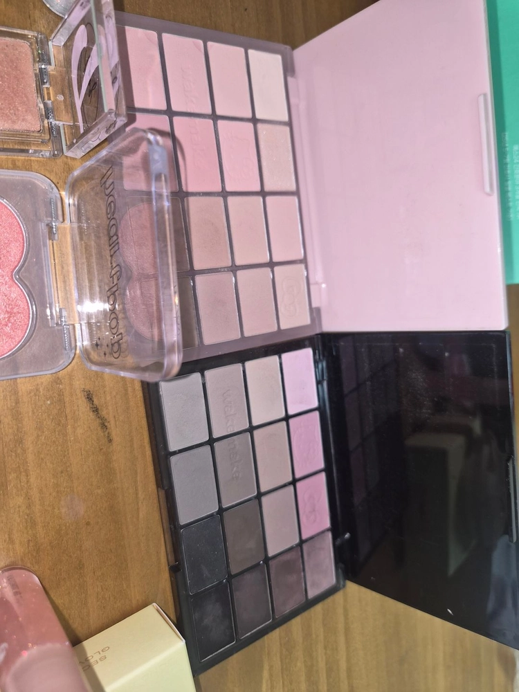 웨이크메이크 헬로키티 팔레트 화장품 일괄 이미지