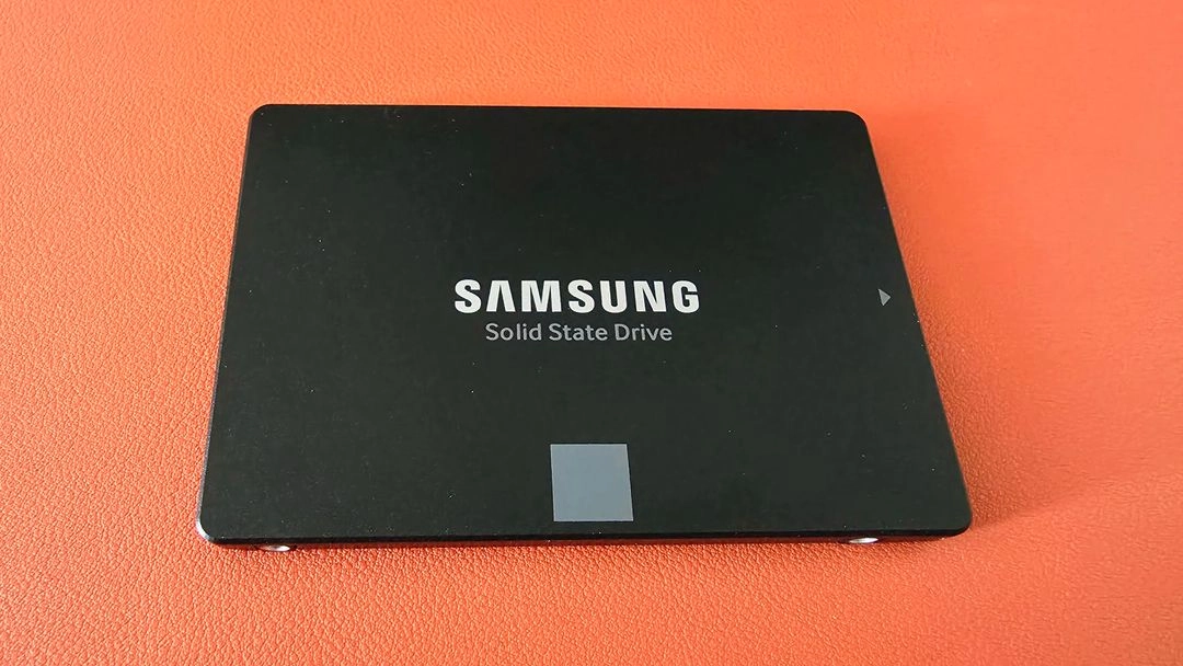 삼성 870 EVO 4TB SSD USB 3.0 외장 하드 케이스 포함 판매합니다. 이미지