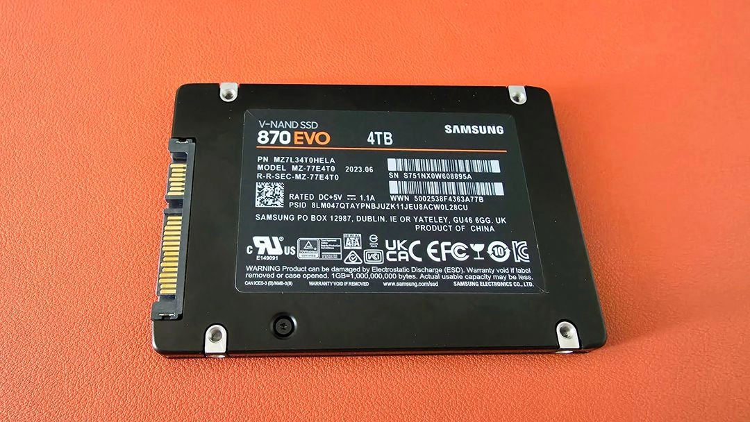 삼성 870 EVO 4TB SSD USB 3.0 외장 하드 케이스 포함 판매합니다. 이미지