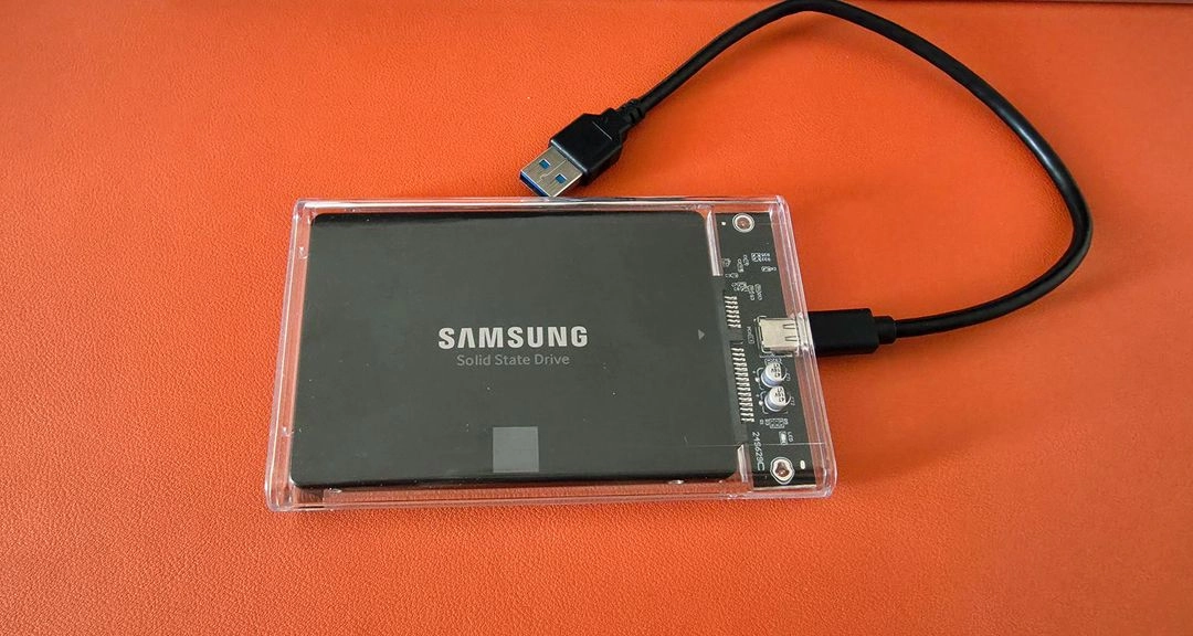삼성 870 EVO 4TB SSD USB 3.0 외장 하드 케이스 포함 판매합니다. 이미지