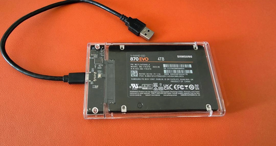 삼성 870 EVO 4TB SSD USB 3.0 외장 하드 케이스 포함 판매합니다. 이미지