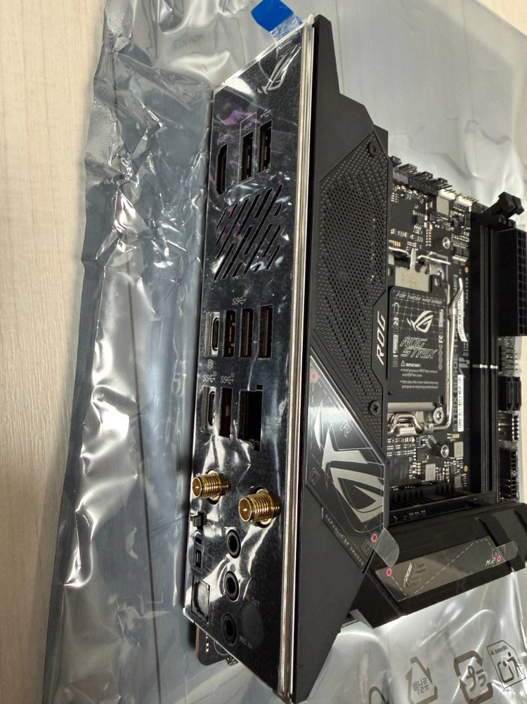 ASUS ROG B650E-I 이미지