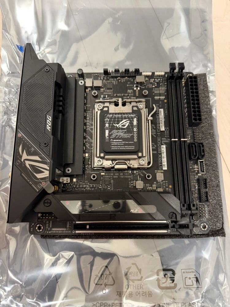 ASUS ROG B650E-I 이미지