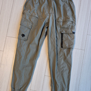 데상트(DESCENTE) ACHROMATIC 아웃포켓 조거 웜업 카고 팬츠 사이즈M 이미지