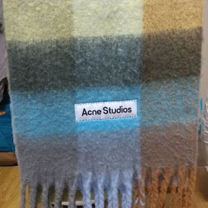 아크네 스튜디오 체크 패턴 머플러 이미지