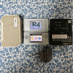 닌텐도 DS Lite (실버) + R4 포함 팝니다. 이미지