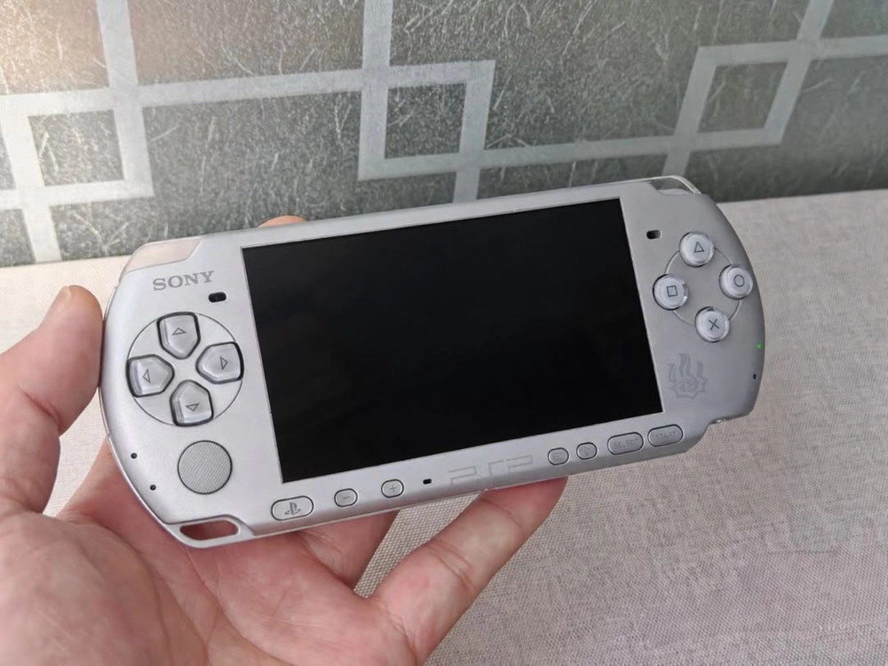 PSP3000 IPS C타입 몬스터 헌터 실버 에디션 이미지