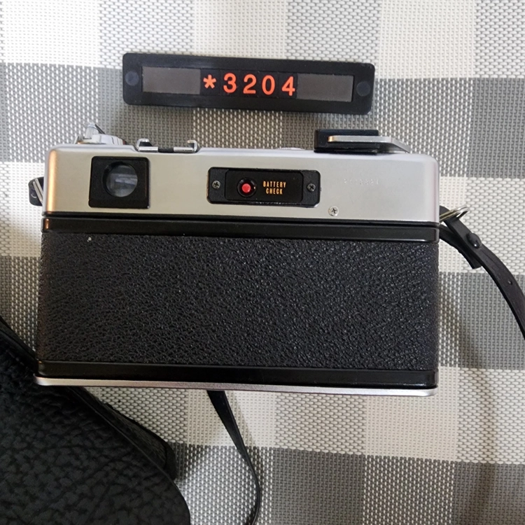 야시카 일렉트로 35 gsn 필름카메라 실버바디 케이스포함 이미지