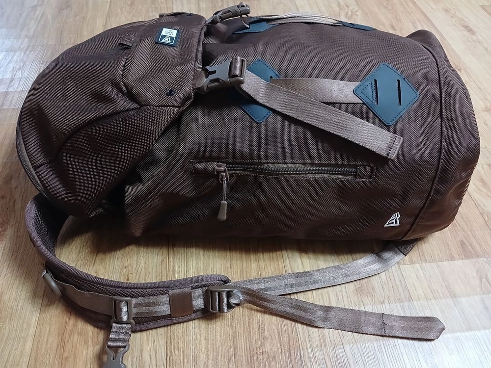 뉴에라(정품) 남성 노트북 등산 배낭 여행 데일리 백팩 가방 (L싸이즈) (브라운) (상태 최상급) (거의 새것) 이미지