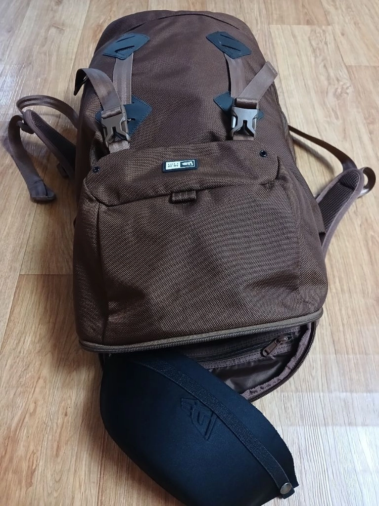 뉴에라(정품) 남성 노트북 등산 배낭 여행 데일리 백팩 가방 (L싸이즈) (브라운) (상태 최상급) (거의 새것) 이미지