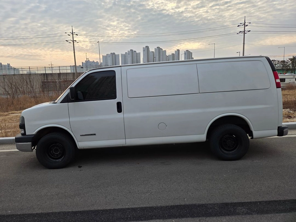 캠핑카 gmc 사바나 밴 로우타입 이미지