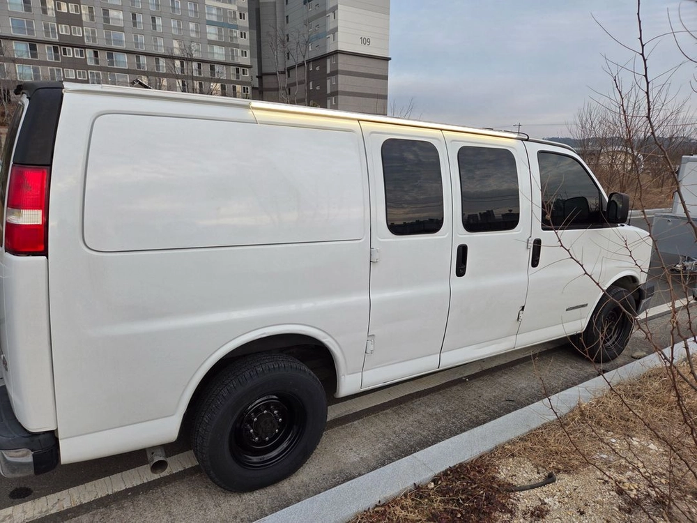 캠핑카 gmc 사바나 밴 로우타입 이미지