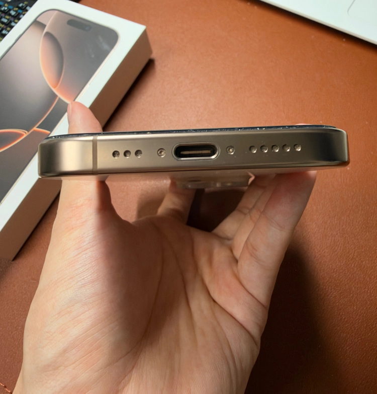 아이폰 16 프로 데저트 티타늄 256GB 팝니다. 이미지