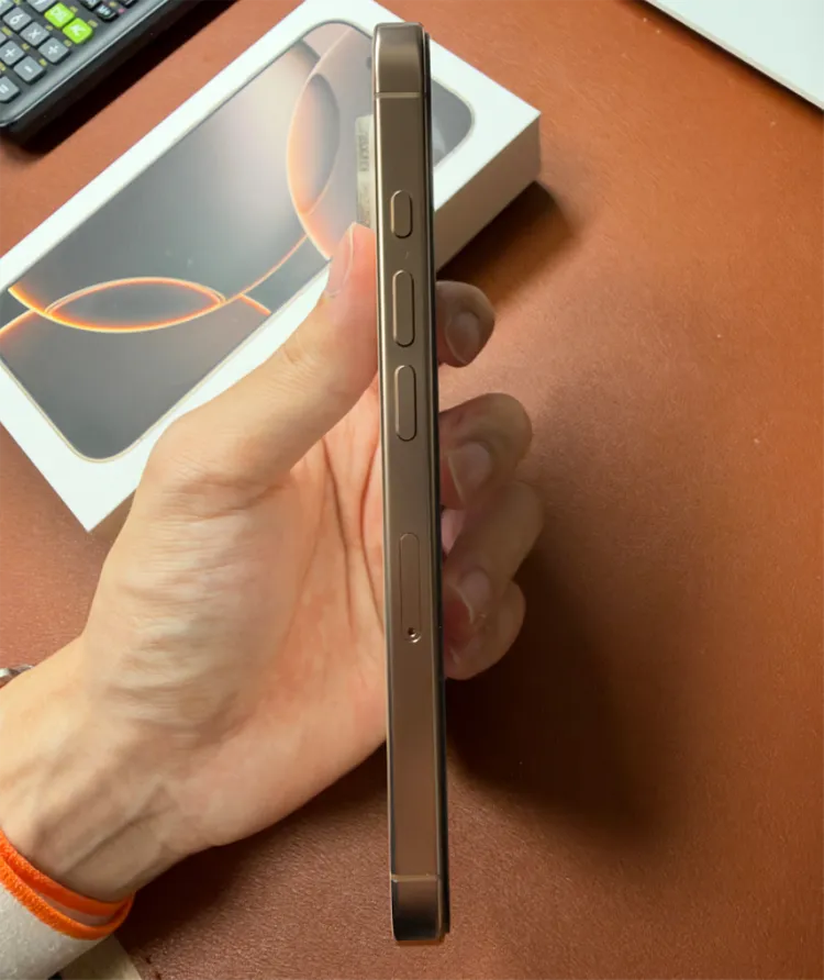 아이폰 16 프로 데저트 티타늄 256GB 팝니다. 이미지