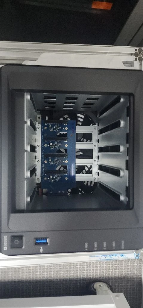 [새상품급] 시놀로지 DS920+ 4베이 나스 서버+씨게이트 바라쿠다 나스전용HDD 8TB X 4개 총32TB 이미지