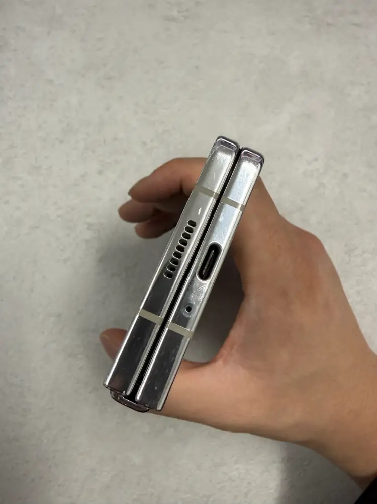 갤럭시 Z 폴드5 크림 256GB 저렴하게 팔아요 이미지
