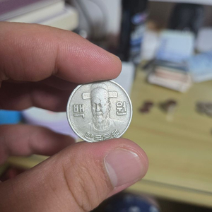 1973년 100원 / 1977년 100원 2개 / 1979년 100원 옛날 동전 이미지