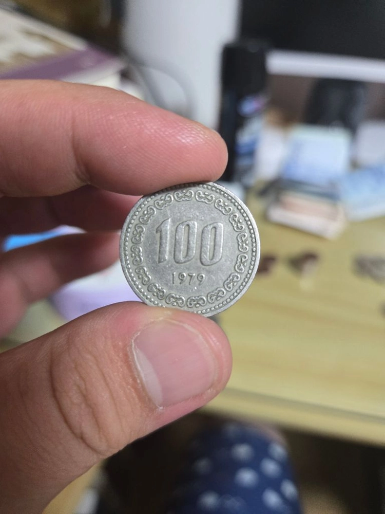 1973년 100원 / 1977년 100원 2개 / 1979년 100원 옛날 동전 이미지